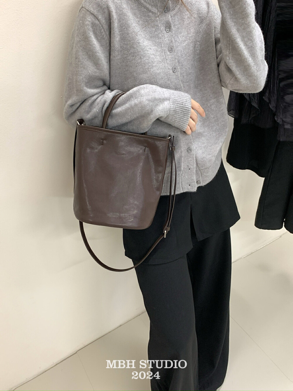 MBH Vegetable-Tanned Top-Grain Leather Handmade Bucket Bag Crossbody Handbag with Strap - Image 2