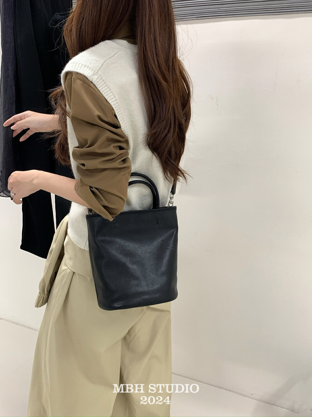 MBH Vegetable-Tanned Top-Grain Leather Handmade Bucket Bag Crossbody Handbag with Strap - Image 4