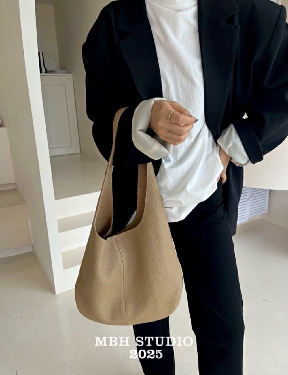 MBH Korean Minimalist Full Grain Leather Bucket Shoulder Bag Large Capacity Commuter Litchi Texture Casual Versatile with Storage Pouch - Image 3