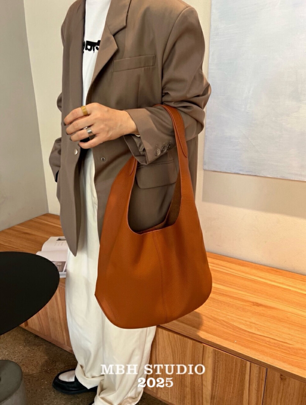 MBH Korean Minimalist Full Grain Leather Bucket Shoulder Bag Large Capacity Commuter Litchi Texture Casual Versatile with Storage Pouch - Image 4