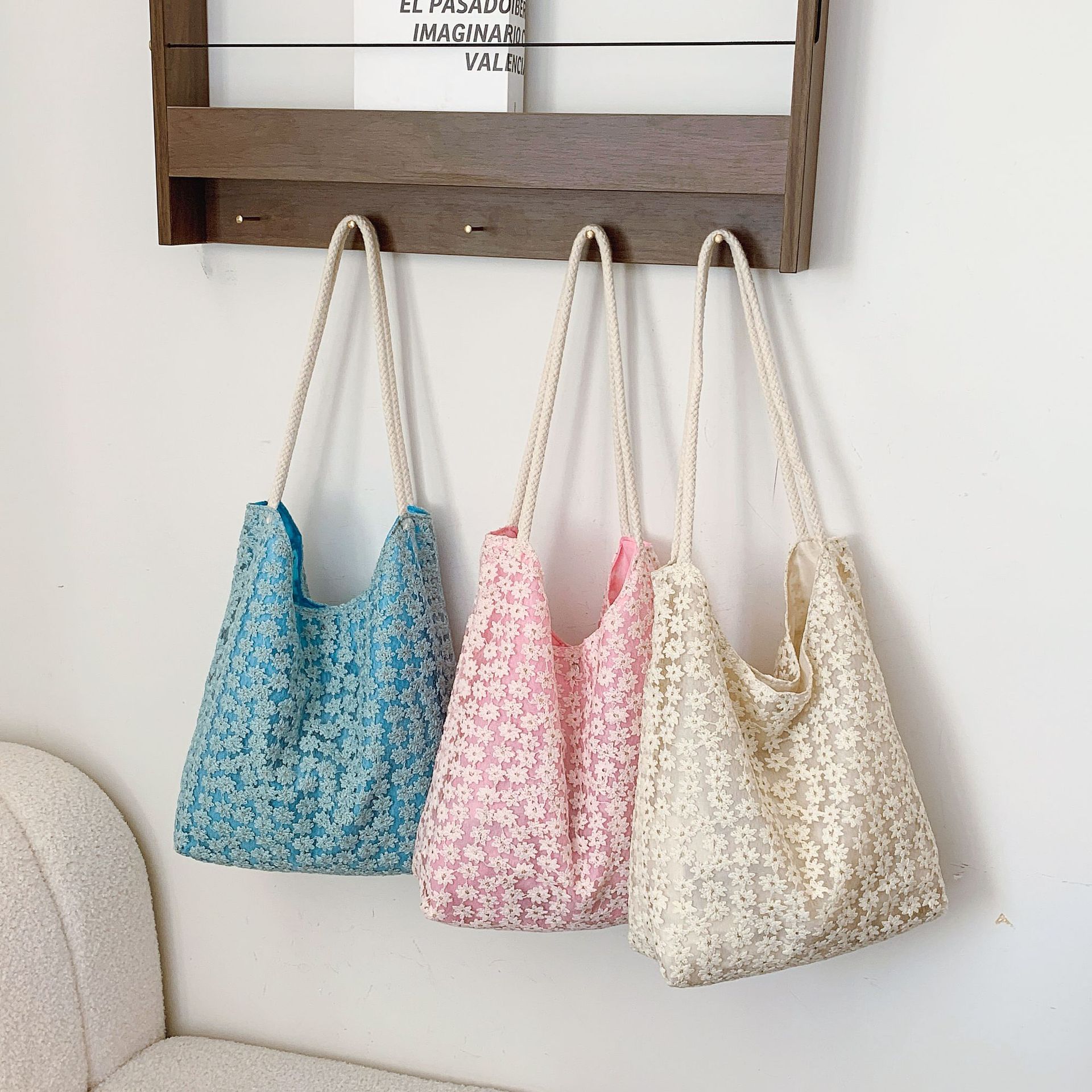 Women's Casual Large Capacity Commuter Tote Bag 2025 Fresh Mesh Flower Lace One Shoulder Underarm Bag - Image 3