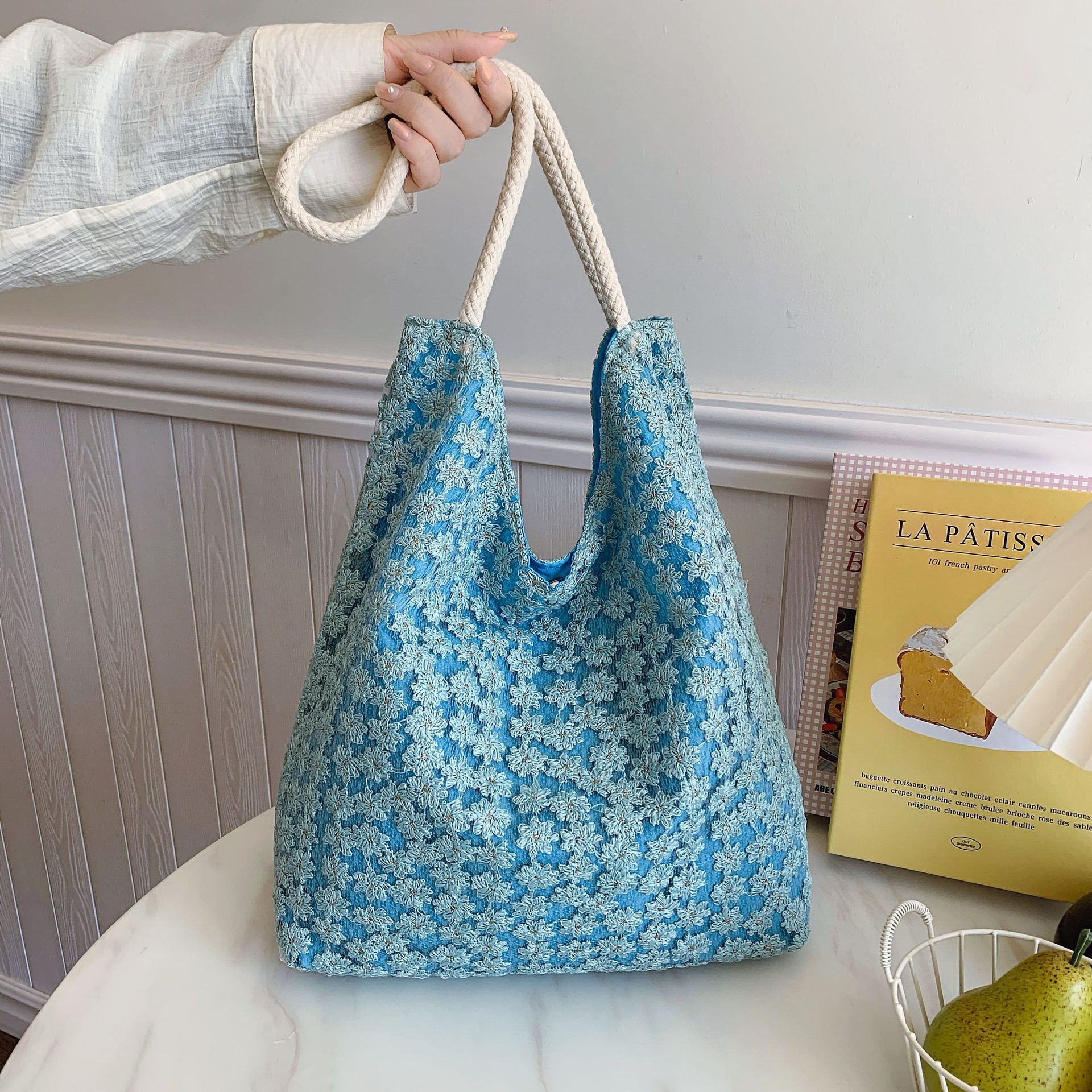 Women's Casual Large Capacity Commuter Tote Bag 2025 Fresh Mesh Flower Lace One Shoulder Underarm Bag - Image 4